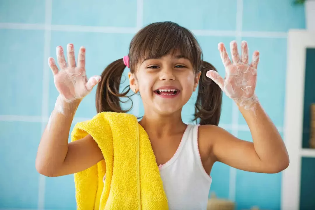 Händewaschen, um eine Ansteckung mit Würmern zu verhindern